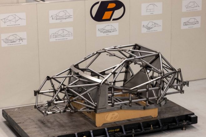 5月に公開された新規定対応のローリングシャシー。全高/全幅ともに100mmほど低く、より拡幅される