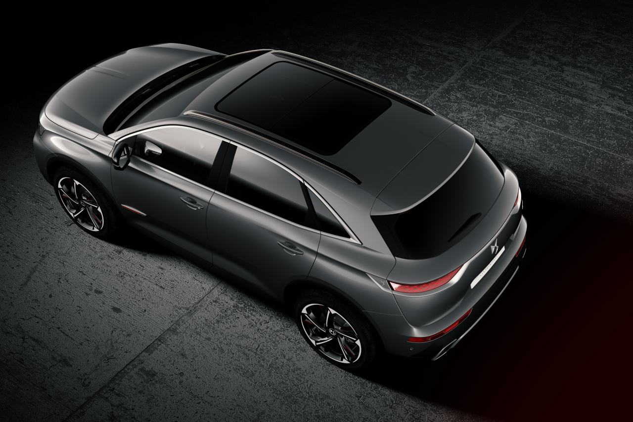 あらゆるディテールを黒で統一しつつも、さまざまなツヤ感、素材感、質感を使いわけることで豊かで精悍な表情を生み出す