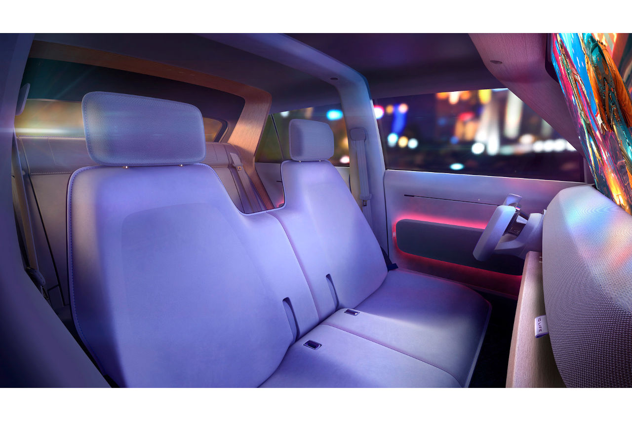 多才なシートアレンジが可能で長さ約2mのベッドなども積載できる