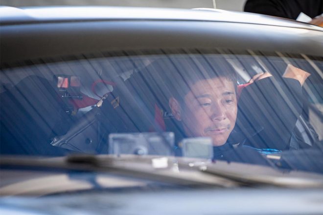 フェラーリ488 GT3 EVOのコクピットに座る前澤友作氏