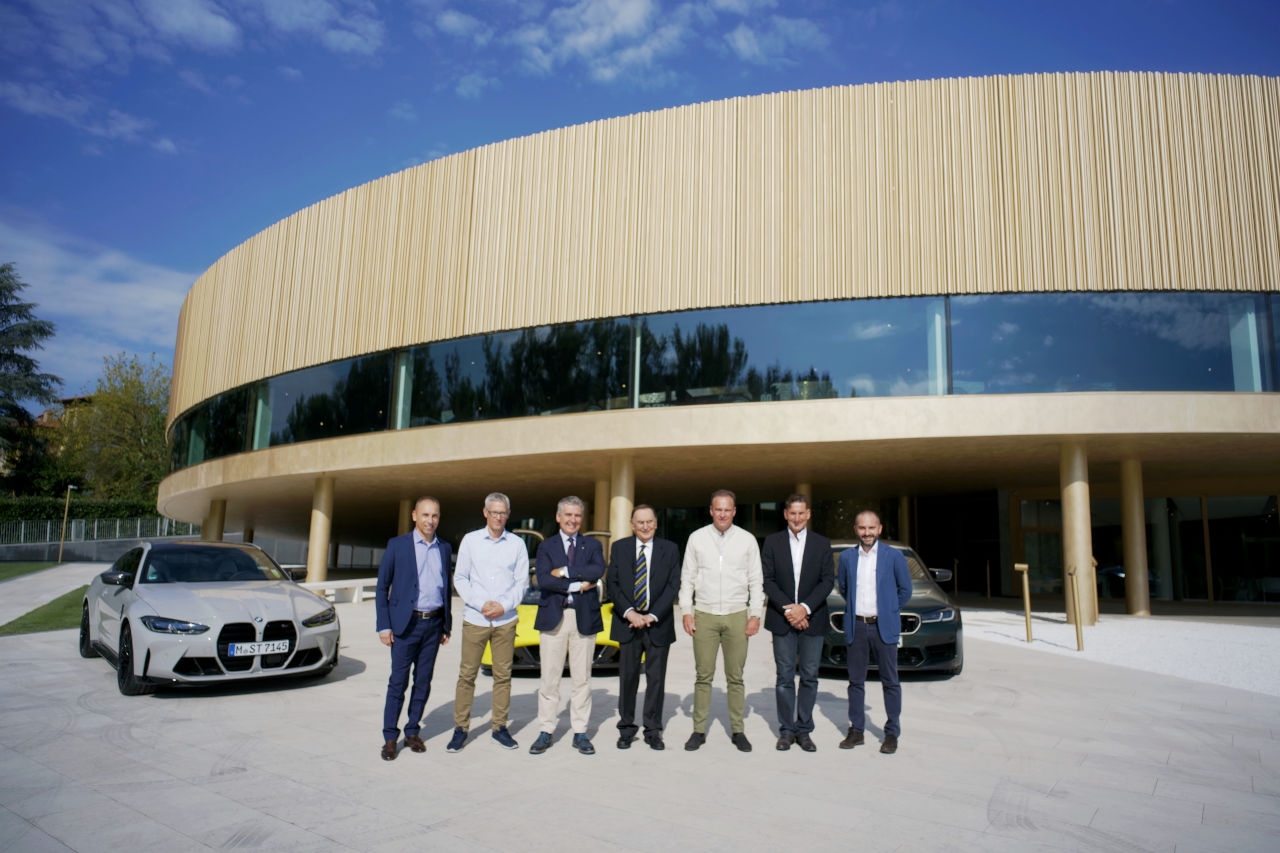 BMW Mとダラーラのパートナーシップ締結に係る署名はイタリア、ヴァラーノ・デ・メレガリにあるダラーラ本社で行われた