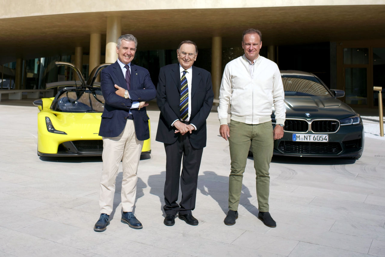 アンドレア・ポントレモリ（ダラーラCEO：左）、ジャンパオロ・ダラーラ（ダラーラ社長：中央）、マーカス・フラッシュ（BMW M CEO）