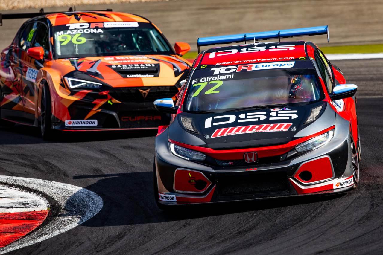 一時はランク首位に立ったフランコ・ジロラミ（FK8ホンダ・シビック・タイプR TCR／PSS Racing）がレース1の最終ラップまで意地を見せる