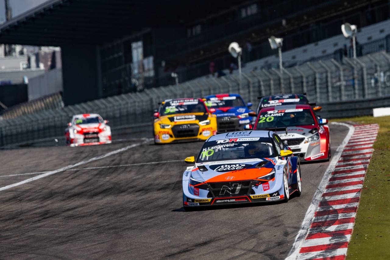 デュエルに乗じて間合いを詰めたニールス・ラングフェルド（ヒュンダイ・エラントラN TCR／Sebastien Loeb Racing）は3位フィニッシュ