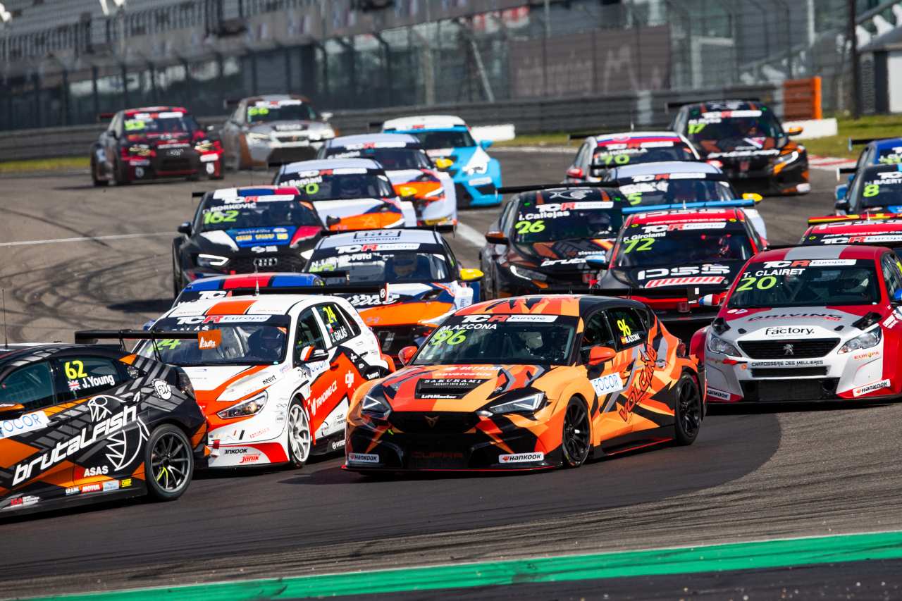 レース2のスタートでもリバースグリッド6番手から出たミケル・アズコナ（CUPRA Leon Competición TCR）が2番手にジャンプアップ