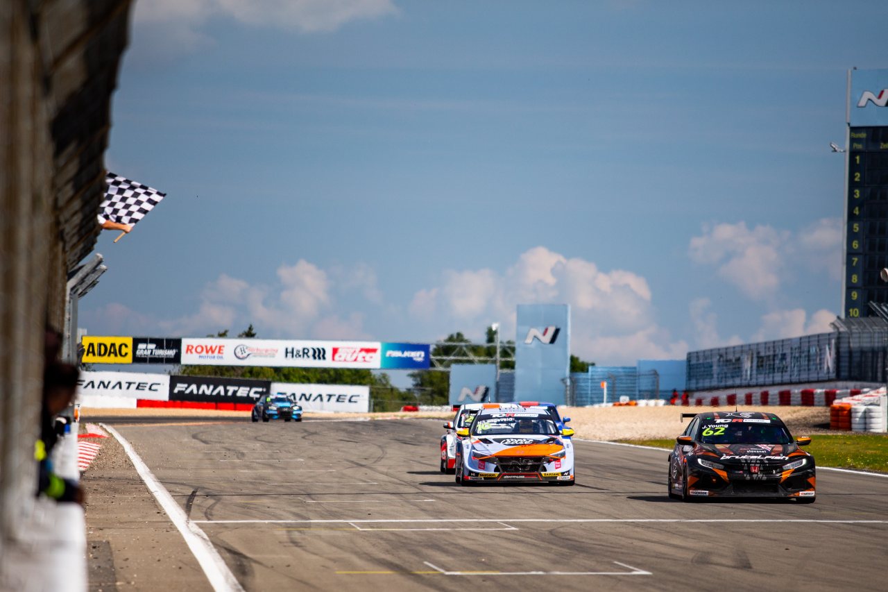 リバースポールのジャック・ヤング（FK8ホンダ・シビック・タイプR TCR／Brutal Fish Racing）はなんとか3位に留まった