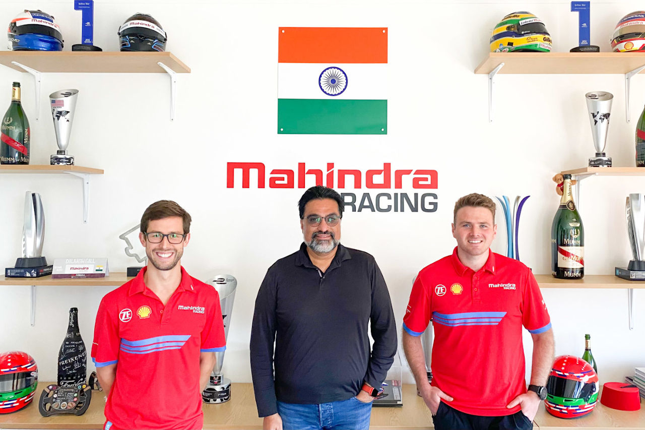 左からアレクサンダー・シムズ、ディルバーグ・ギル代表、オリバー・ローランド