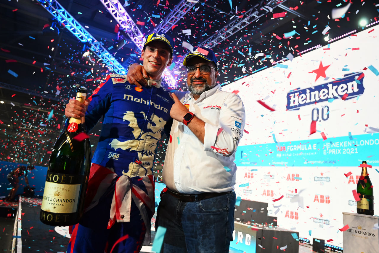 2020／21年フォーミュラE第13戦ロンドンE-Prixで優勝したアレックス・リン（左）と、マヒンドラ・レーシングのディルバーグ・ギル代表