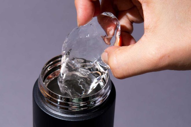 氷が入れられる飲み口は、氷止めや飲み物が勢いよく出ることを防ぐ。