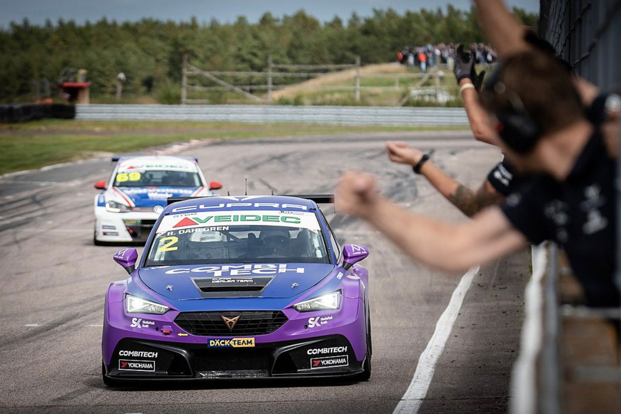 スウェディッシュ時代を含めSTCCシリーズ5冠を誇るリチャード・ゴランソンに並ぶ通算43勝目を手にしたロバート・ダールグレン（Cupra León Competición TCR）