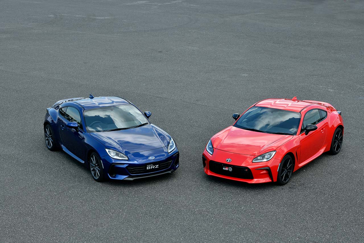9年ぶりにフルモデルチェンジを実施した新型トヨタGR86（ボディカラー：スパークレッド）とスバルBRZ（ボディカラー：サファイアブルーパール）。
