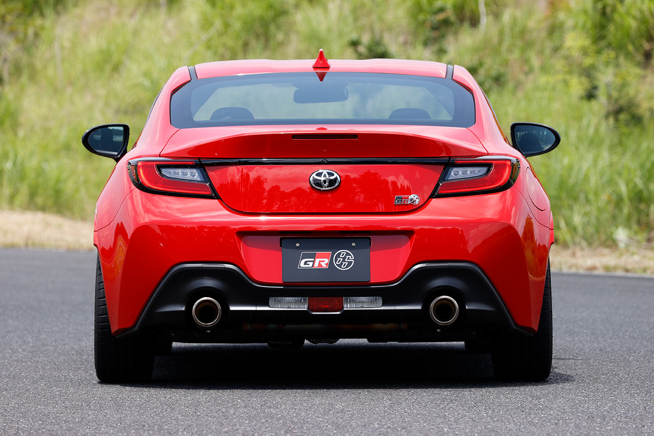 印象が大きく変わったリヤスタイル。新型ではトランク後部を上部に跳ね上げたダックテール形状に変更。ナンバープレートの位置も先代がトランク部だったところ、新型ではバンパー部に移動している。