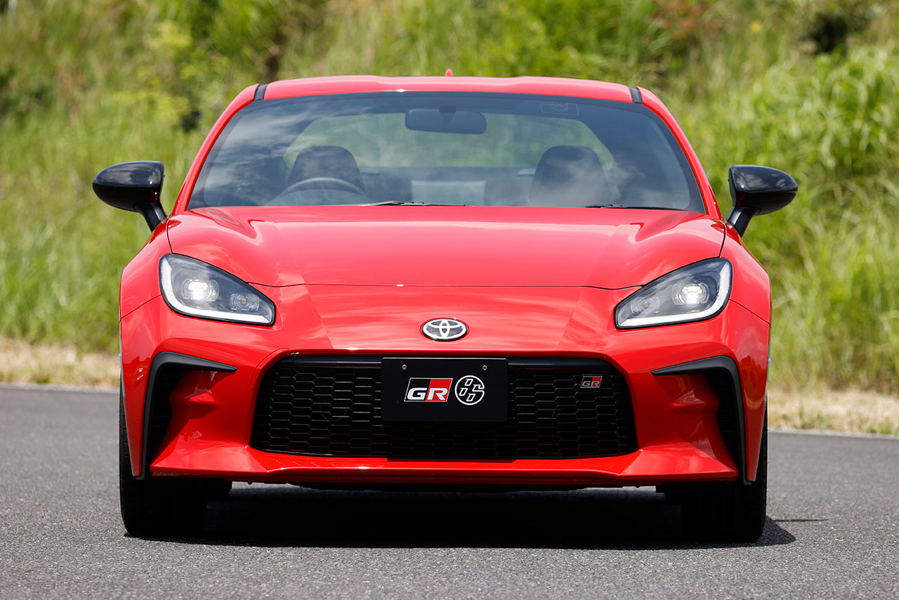 エクステリアは先代のイメージを継承しながら、全体的に肉厚になり迫力が増している。