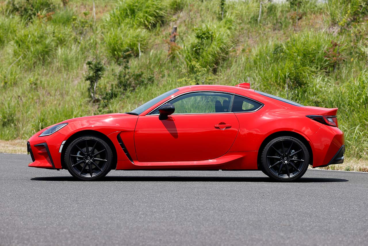 新型のボディサイズは全長4265mm、全幅1775mm、全高1310mm、ホイールベース2575mm。先代比で全長が25mm延伸されて、全高が10mm低くなっている。