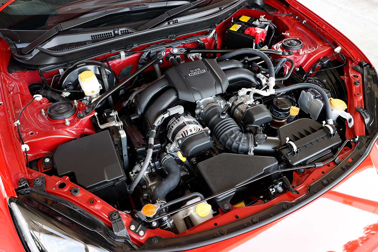 排気量は先代の2.0リッターから2.4リッターに拡大。これが新型のドリフト・コントロール性能の向上に貢献している。