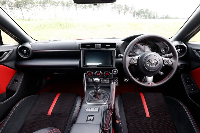 新型GR86のコクピット。水平に構成されたインパネにスイッチなどの操作系を最適に配置。トランスミッションは先代同様、6速MTと6速ATを用意する。