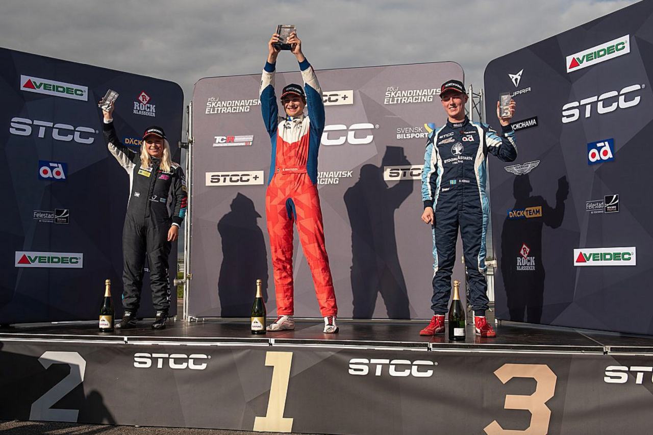 R3の3位には週末大暴れだったヒューゴ・ネルマン（フォルクスワーゲン・ゴルフGTI TCR／Kågered Racing／右）が入った