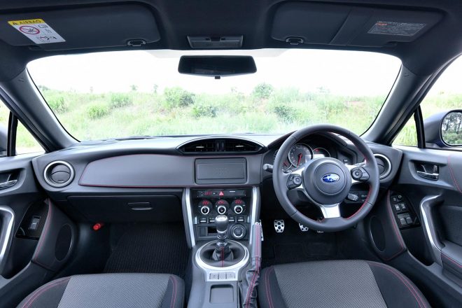新型スバルBRZのコクピット。ステアリングのエンブレムなどを除き、基本的にはGR86と共通のデザインだ。