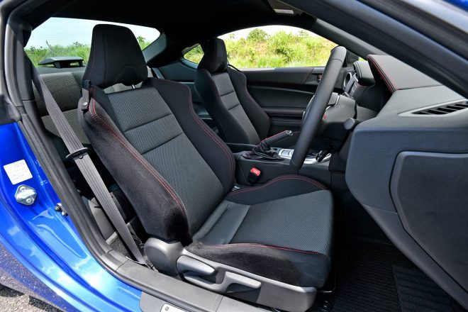 新型スバルBRZのフロントシート。上級の“S”グレードはグリップ性の高さを備えたウルトラスエードと本革を使用。“R”グレードはファブリック。