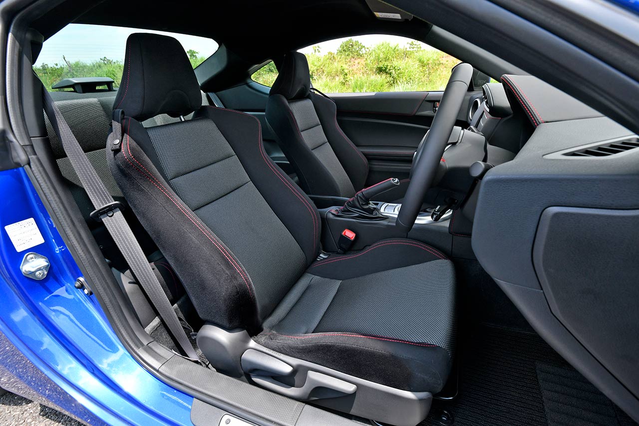 新型スバルBRZのフロントシート。上級の“S”グレードはグリップ性の高さを備えたウルトラスエードと本革を使用。“R”グレードはファブリック。