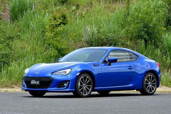 新型スバルBRZのフロントスタイル。専用フロントバンパーでGR86と差別化を図っている。