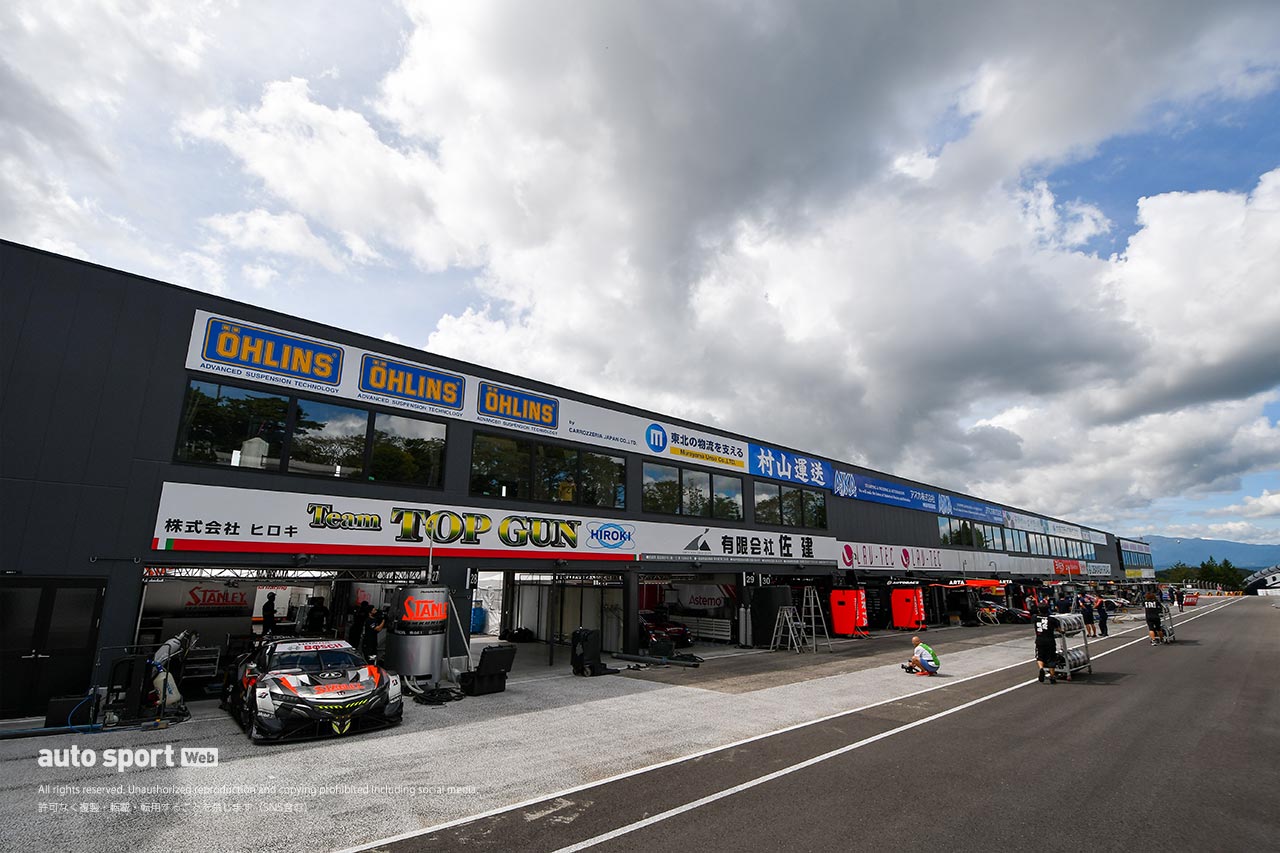 スーパーGT第5戦SUGO　西ピットのピットレーンの様子