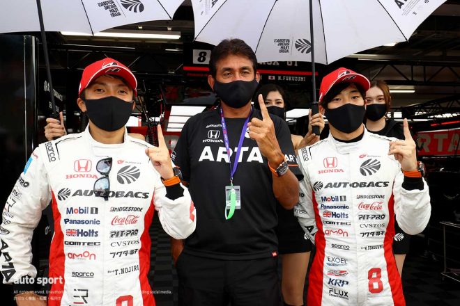 2021スーパーGT第5戦SUGO　GT500クラスのポールポジションを獲得した野尻智紀／鈴木亜久里総監督／福住仁嶺（ARTA NSX-GT）