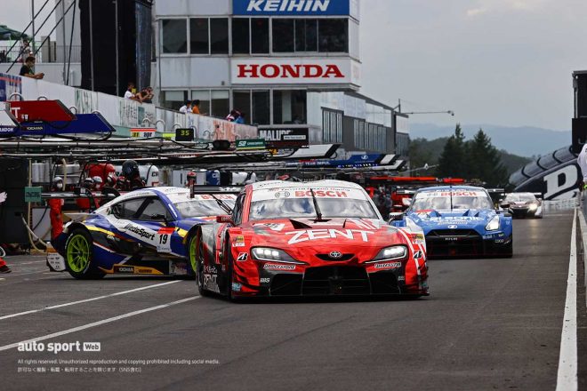 2021スーパーGT第5戦SUGO　コースインするGT500クラスのマシンたち