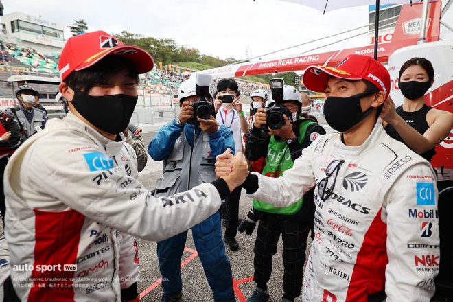 ポールポジション獲得を喜ぶ野尻智紀と福住仁嶺（ARTA NSX-GT）