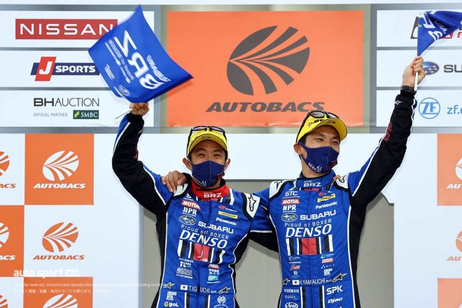3年ぶりに表彰台の頂点に上がった井口卓人／山内英輝（SUBARU BRZ R&D SPORT）