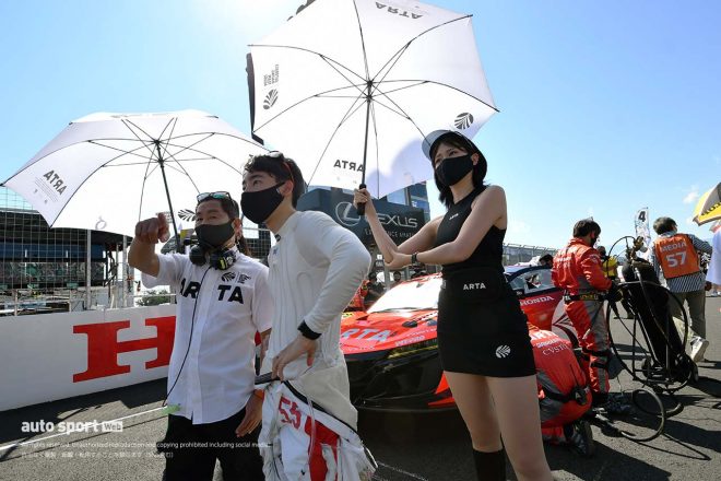 スターティンググリッドにて話し込むARTA土屋圭市アドバイザーと佐藤蓮