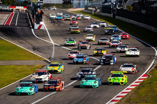 NLS7のスタートシーン。BMW M4 GT3は後方からのスタート。