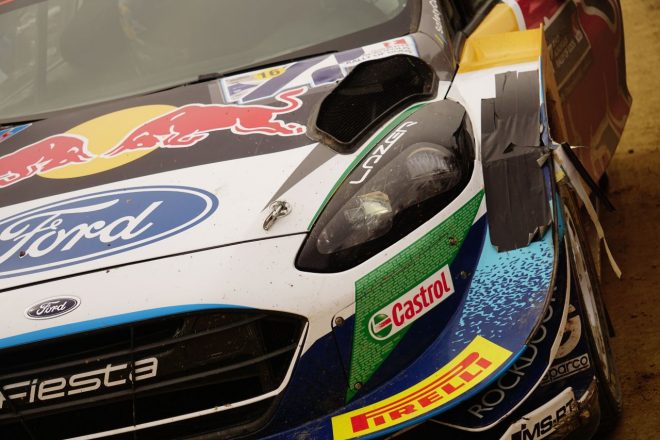 ガムテープで補修されたアドリアン・フルモーのフォード・フィエスタWRC