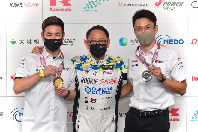 豊田章男社長からメダルを授与された小林可夢偉と中嶋一貴。ちなみに一貴が「メダルでの撮影のポーズが分からない。噛めばいいですか？」と言うと、豊田社長からは「噛まなくてけっこうです（笑）」の声が。