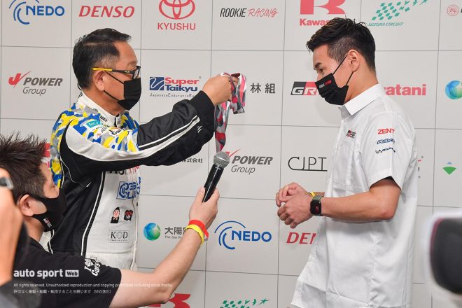 豊田章男社長からメダルをかけてもらう小林可夢偉