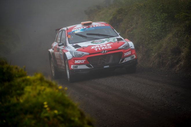 レグ1午前は雨と霧の難コンディションのなか、驚異の学習速度を披露した"アゾレス諸島のルーキー"ダニ・ソルド（ヒュンダイi20 R5）が首位に立つ