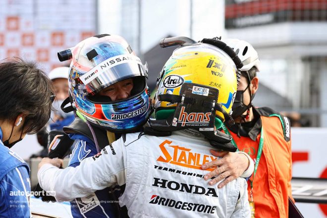優勝したカルソニック IMPUL GT-Rの平峰一貴と、2位のSTANLEY NSX-GT山本尚貴