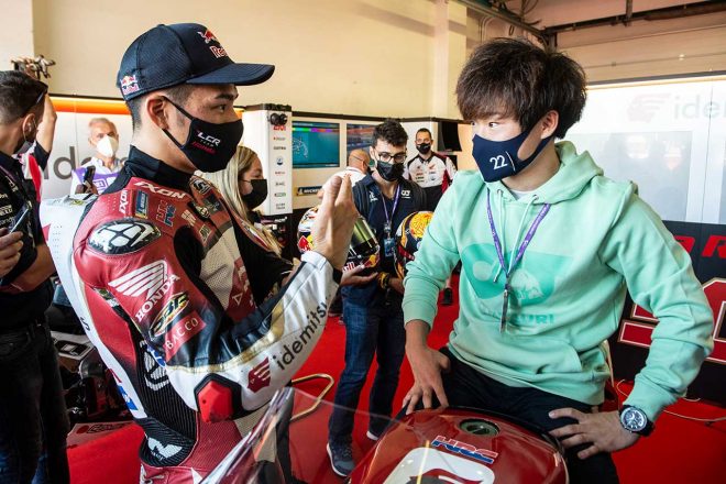 LCRホンダ・イデミツのピット内で中上貴晶に説明を受ける角田裕毅