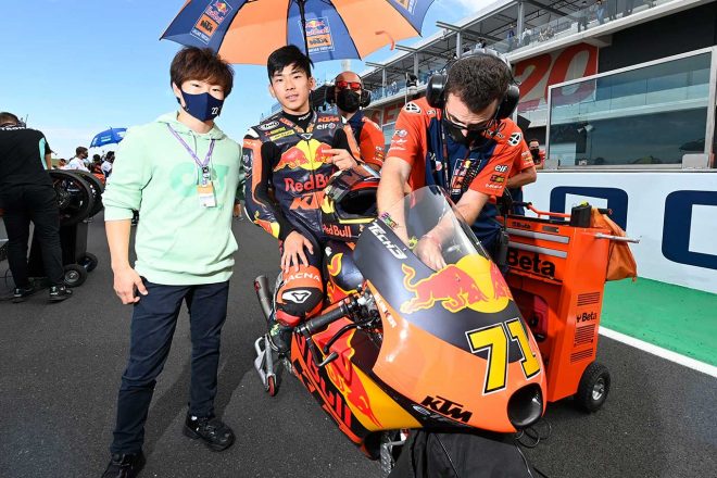 佐々木歩夢（Red Bull KTM Tech 3）と角田裕毅