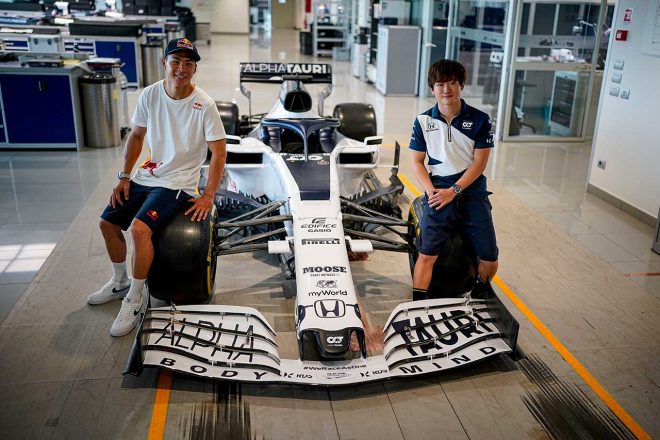 スクーデリア・アルファタウリのファクトリーを訪れた中上貴晶と角田裕毅