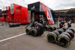 2021年F1第9戦オーストリアGP　ピレリタイヤをチェックするメカニックたち