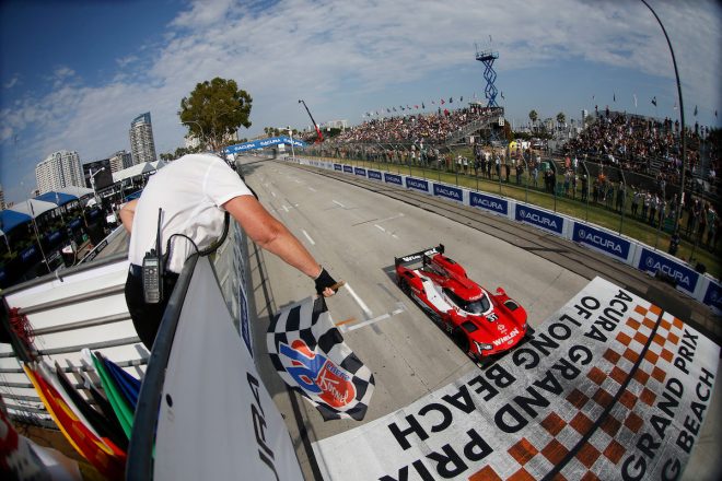 トップチェッカーを受けるウィレン・エンジニアリング・レーシングの31号車キャデラックDPi-V.R