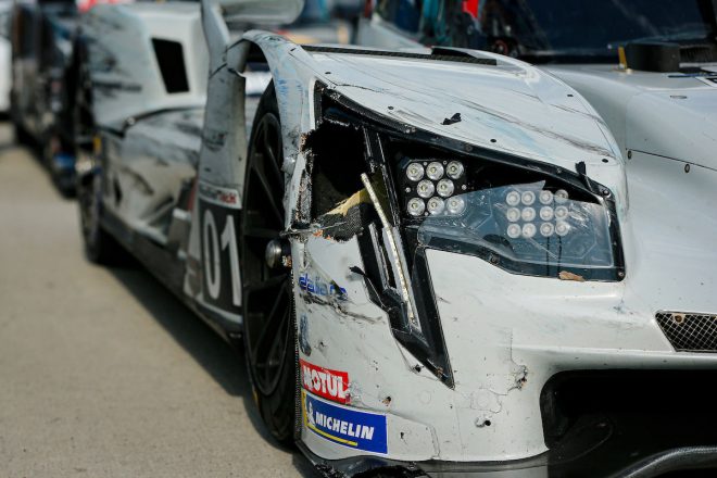 ターン1出口のタイヤバリアにタ接触して破損した01号車キャデラックDPi-V.Rのカウル