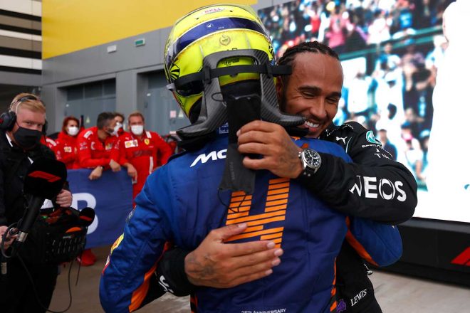 2021年F1第15戦ロシアGP　レース直後のランド・ノリス（マクラーレン）とルイス・ハミルトン（メルセデス）