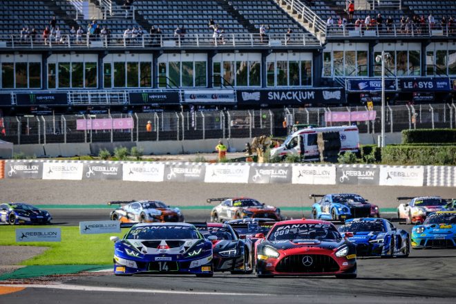 レース1で3番手を争う14号車ランボルギーニ・ウラカンGT3 Evoと88号車メルセデスAMG GT3