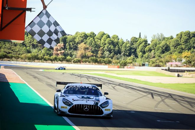 レース1のトップチェッカーを受ける6号車メルセデスAMG GT3