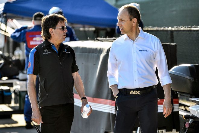 IMSAのパドックでウェイン・テイラーと話し込む、ダラーラのマックス・アンジェレッリ(右)。2005年、2013年にドライバーとしてグランダムのタイトルを獲得している