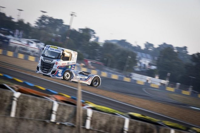土曜ポールポジションを得た“帝王”ヨッヘン・ハーン（Team Hahn Racing／IVECO）だが、実質はノルベルト・キス（Révész Racing／MAN）の失策によるもの
