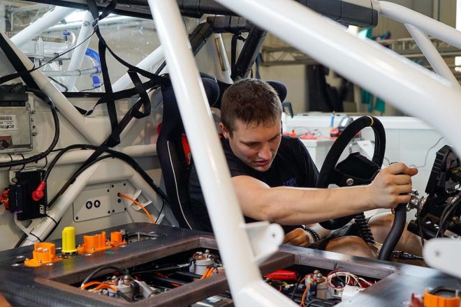 この電動マシンはオーストリアのパイオニア企業であるKreisel Electric（クライゼル・エレクトリック）社が、Rallycross Promoter GmbHおよび統治機関であるFIA（国際自動車連盟）と緊密に協力して開発および製造したもの