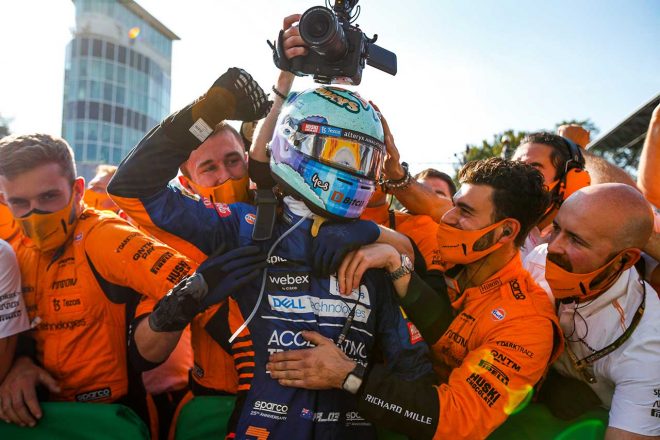 2021年F1第14戦イタリアGP　マクラーレンのクルーと勝利を喜ぶダニエル・リカルド